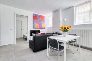 Dining - Ravizza S1 - One Bedroom Apartment, Sleeps 3 (Milano)