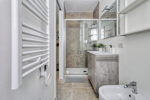 Shower, hair dryer, bidet, towels - Ravizza S1 - One Bedroom Apartment, Sleeps 3 (Milano)