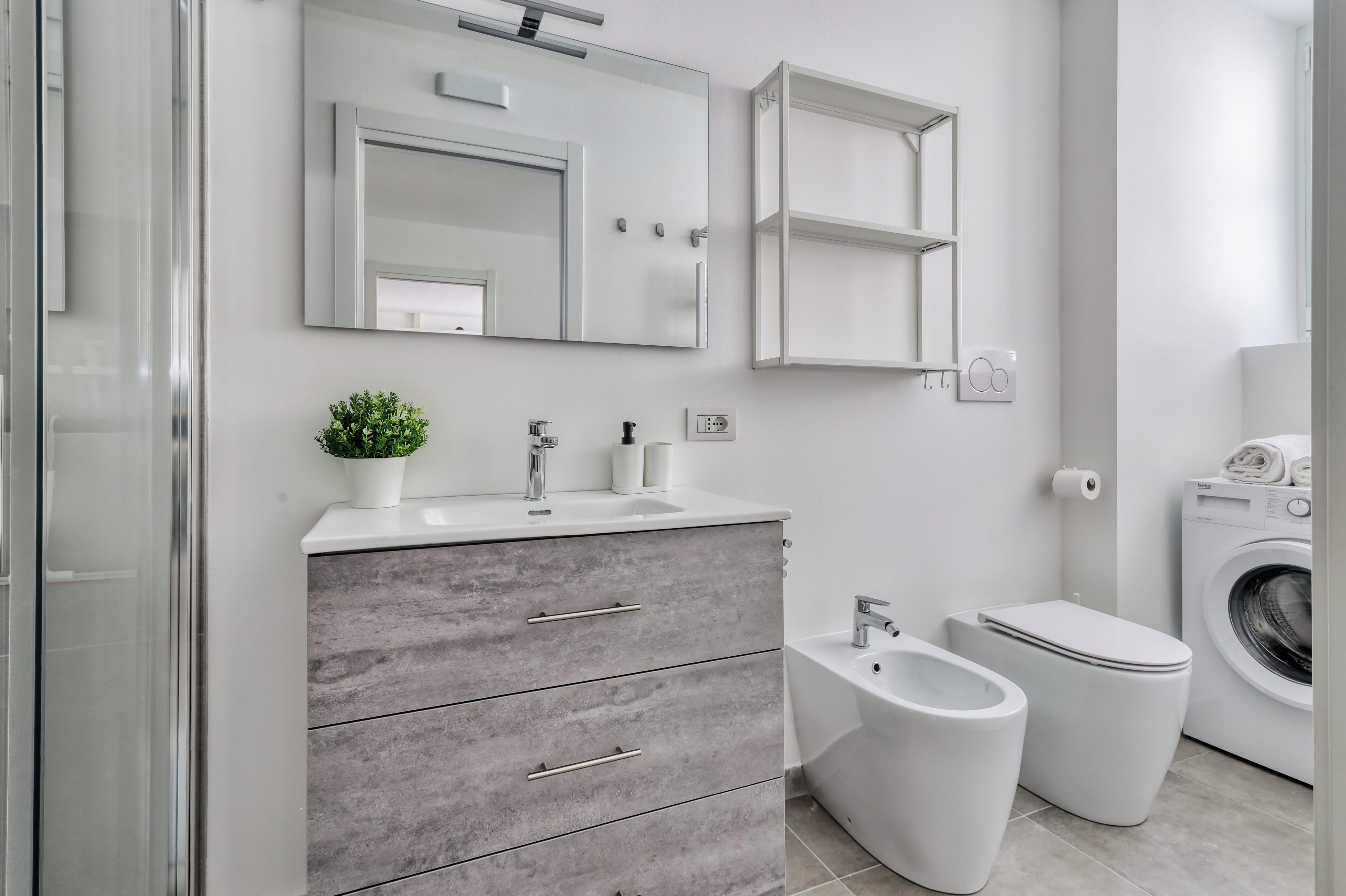 Dusche, Haartrockner, Bidet, Handtücher