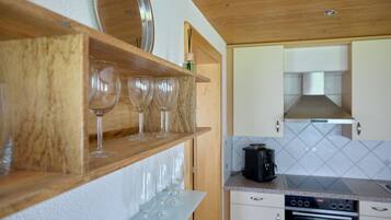 Een koelkast, een oven, een vaatwasser, een koffiezetapparaat/waterkoker