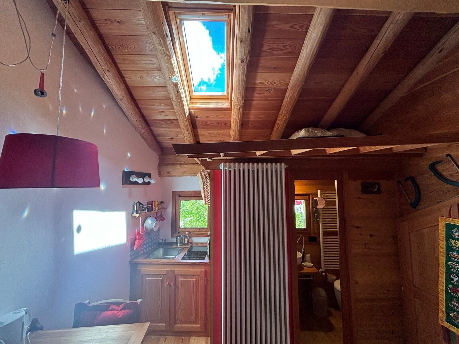 Kjøleskap, kokeplater, kjøkkenutstyr og spisebord