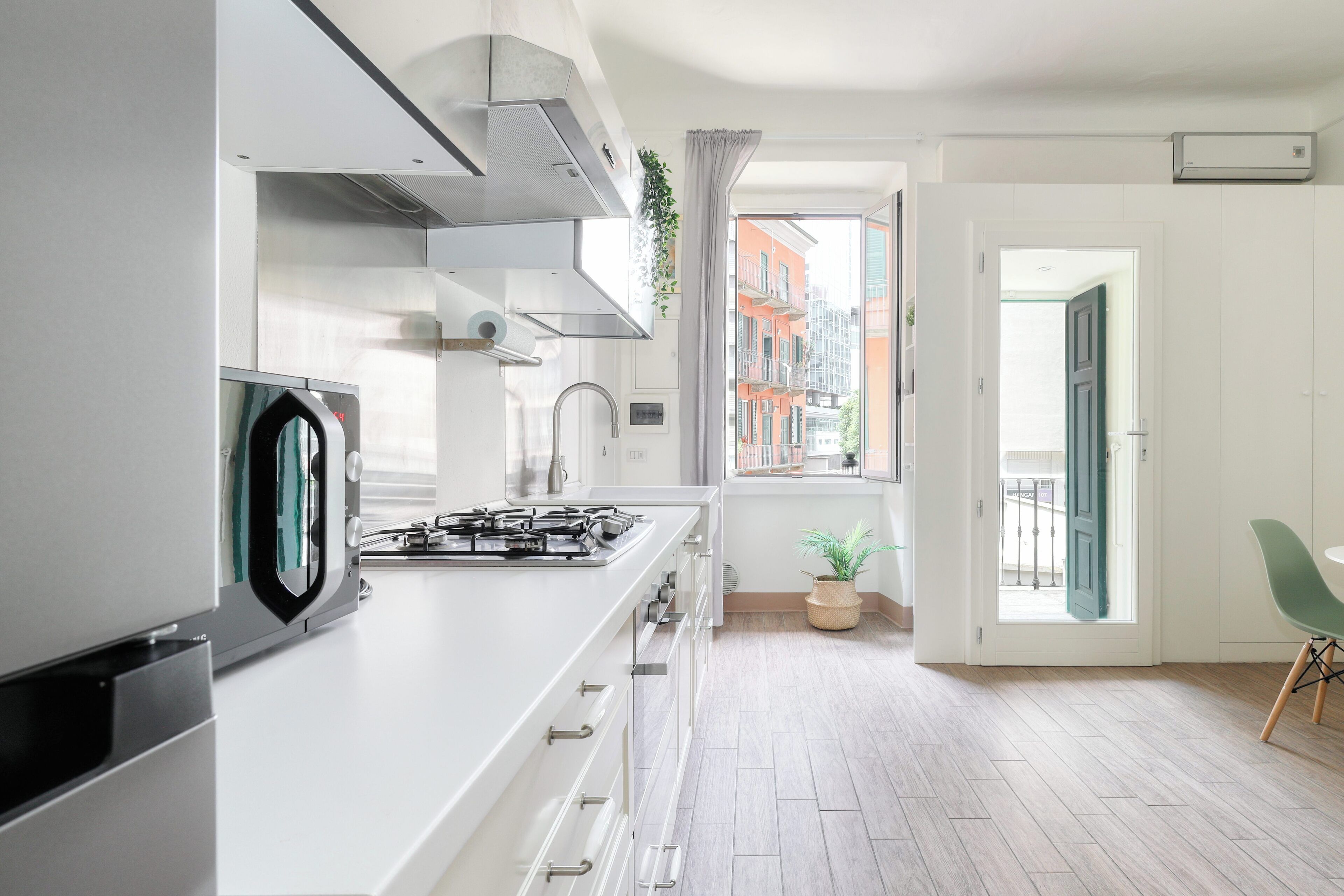 Frigorifero, microonde, forno, piano cottura