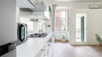 KĂŒhlschrank, Mikrowelle, Ofen, Herdplatte