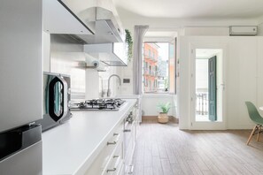 Fridge, microwave, oven, stovetop - Fara 33  Cozy flat in Centrale district (Milan)