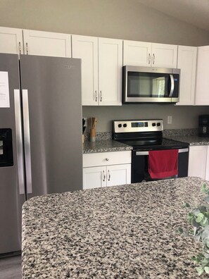 Réfrigérateur, micro-ondes, four, lave-vaisselle