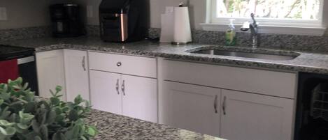 Geladeira, micro-ondas, fogão, lava-louças