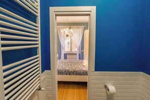 2 bedrooms, desk, iron/ironing board, WiFi - Chic Modern 2-Bedroom near Metro (Roma)