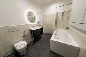 Hair dryer, towels, toilet paper - Chic Modern 2-Bedroom near Metro (Roma)