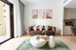 TV - Private Beach Access | Spacious Apartment | Luxury (Dubai)