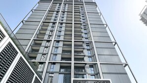 Un moderno edificio de gran altura con una entrada destacada y un letrero que dice "CREEK EDGE".