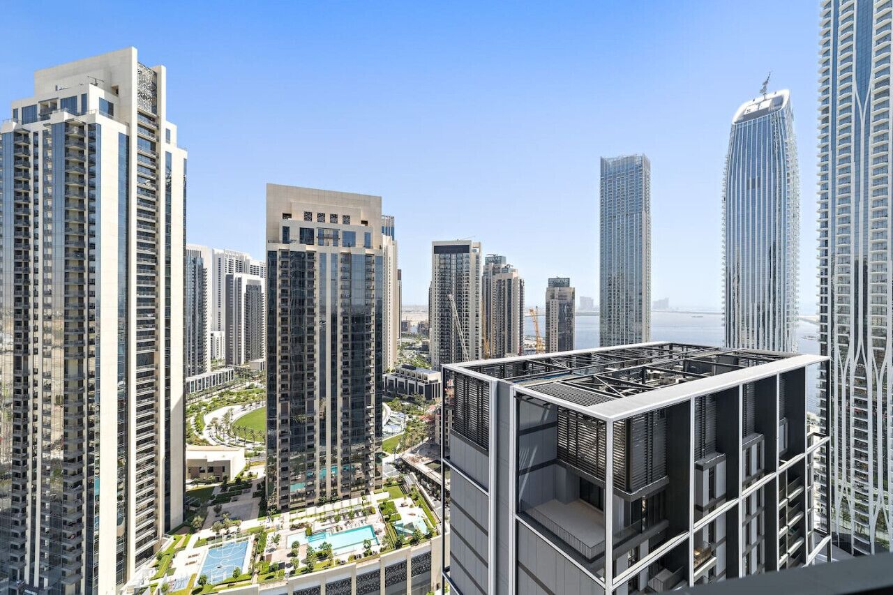 Een hoog appartementencomplex met meerdere verdiepingen, grote ramen en een modern architectonisch ontwerp.