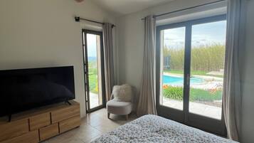 4 bedrooms, iron/ironing board, WiFi, bed sheets