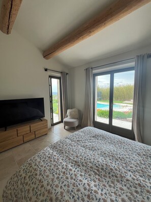 4 bedrooms, iron/ironing board, WiFi, bed sheets