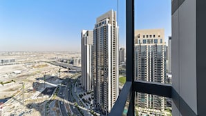 Un immeuble de grande hauteur doté d’une architecture moderne, comprenant de nombreux étages et une tour centrale imposante.