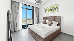 Une chambre d’hôtel moderne avec un grand lit, une vue sur la ville et une œuvre d’art contemporaine accrochée au mur.