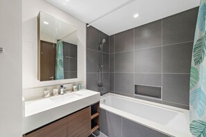 Hair dryer - Stylish 1 Bedroom High Floor in Creek Edge (Dubai)