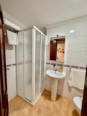 Hair dryer, towels, soap, shampoo - Serene Sardine (Sardina)