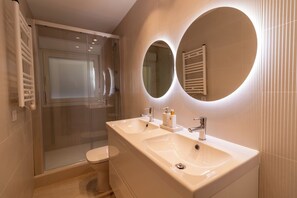 Secadora de cabello, toallas, jabón, papel de baño