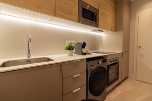 Private kitchen - Cozy 2-bedroom apartment in welcoming Barcelona with AC, WiFi (Barcelona)