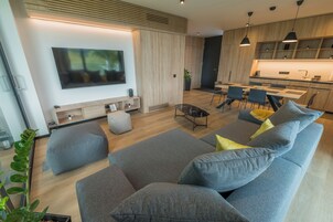 Superior-íbúð - útsýni yfir vatn | Öryggishólf í herbergi, hljóðeinangrun, ókeypis þráðlaus nettenging