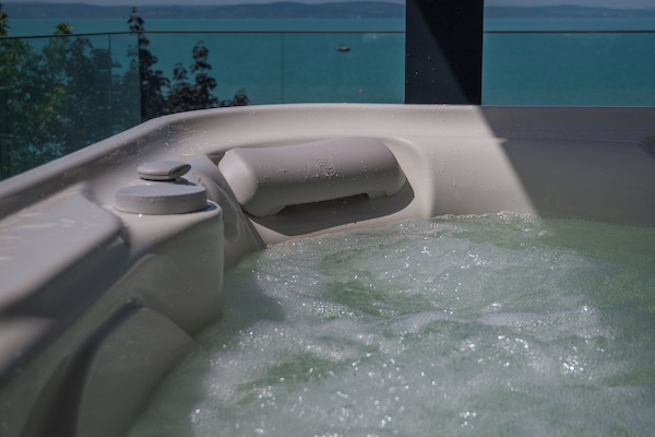 2 bedrooms, in-room safe, soundproofing, free WiFi