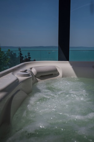 Luxury Penthouse, Hot Tub | 2 bedrooms, in-room safe, soundproofing, free WiFi