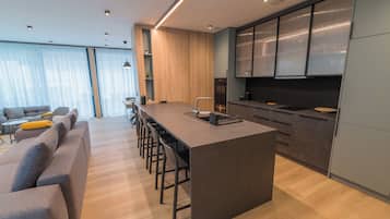 Luxury Penthouse, Hot Tub | Private kitchen