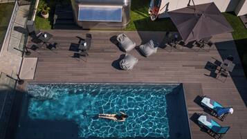 Piscine extérieure (ouverte en saison), chaises longues