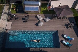 Seasonal outdoor pool, pool loungers - BJ81 Suite Hotel (Siófok)