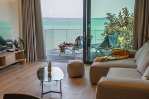 Deluxe Apartment, Balcony, Lake View | Living area