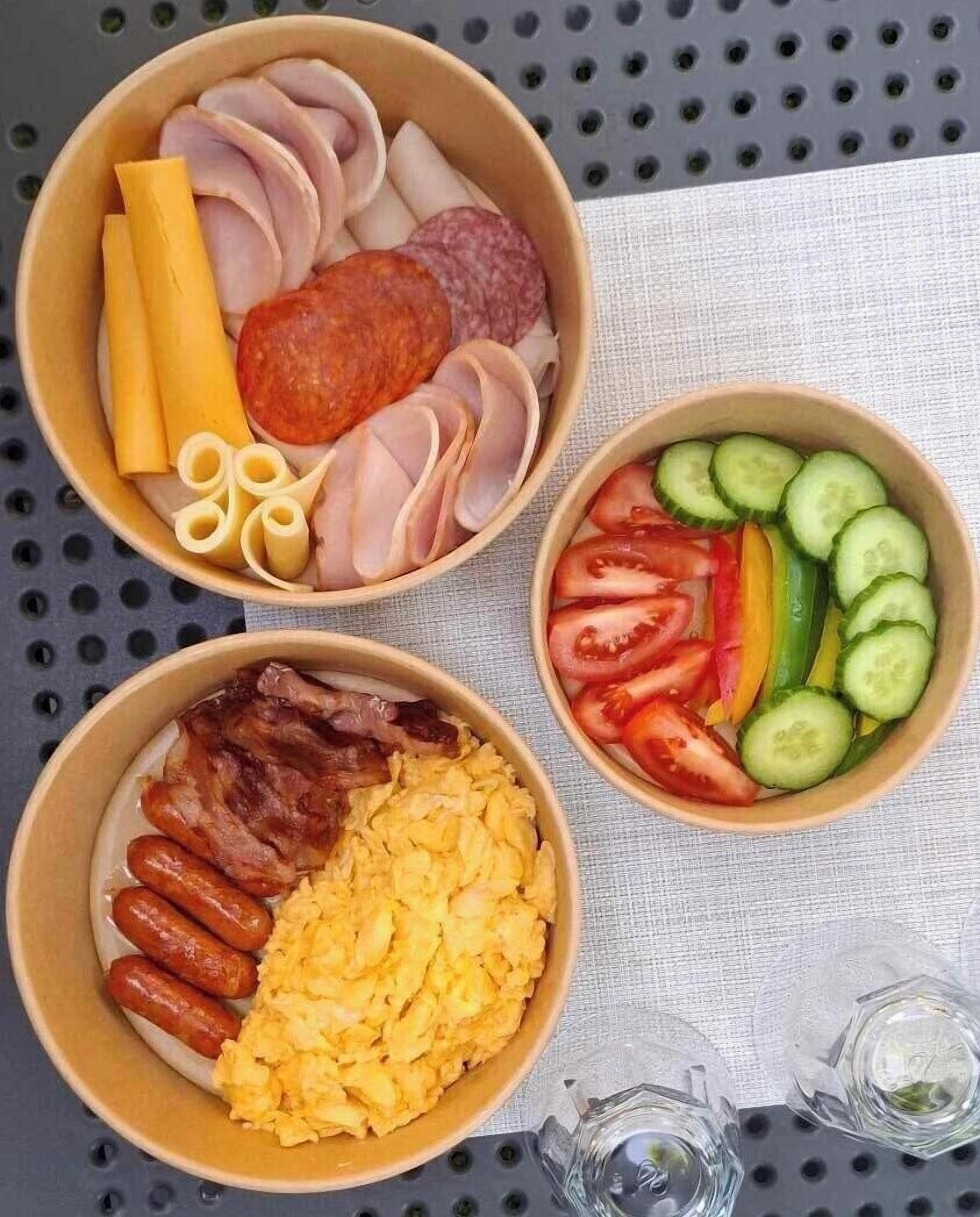 Tres tazones de comida sobre una mesa.