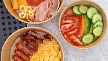 Tres tazones de comida sobre una mesa.