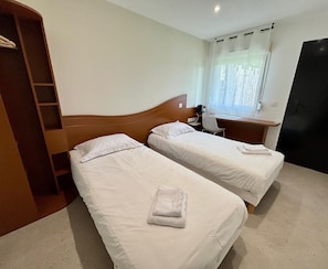 Twin Room | Free WiFi - Halte Hotel (La Vergne)