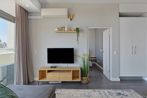 Smart TV - Stylish Central Cape Town Apartment with Stunning Views! (Cape Town)