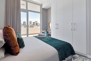 2 bedrooms, desk, iron/ironing board, WiFi - Stylish Central Cape Town Apartment with Stunning Views! (Cape Town)