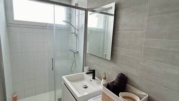 Douche, sèche-cheveux, serviettes fournies, savon