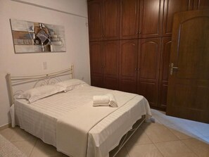 1 habitación, escritorio, tabla de planchar con plancha y wifi
