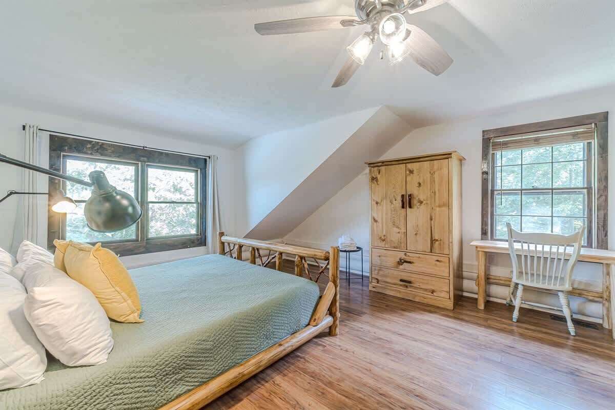 4 bedrooms, desk, iron/ironing board, travel crib