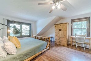 4 bedrooms, desk, iron/ironing board, travel crib