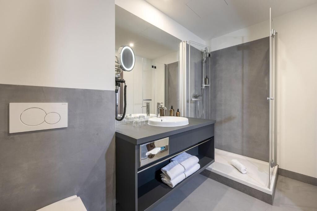 Kamar Quadruple Comfort, pemandangan halaman | Kamar mandi