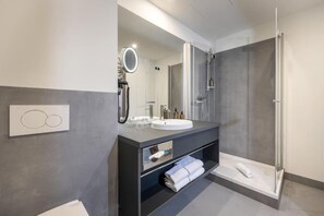 Quarto quádruplo conforto, vista para o pátio | Banheiro