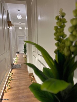 Familienapartment, Balkon, Stadtblick | Wohnbereich | Flachbildfernseher