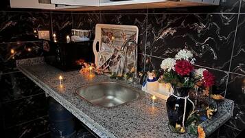 Deluxe Apartment, Balcony, City View | Private kitchen | Electric kettle
