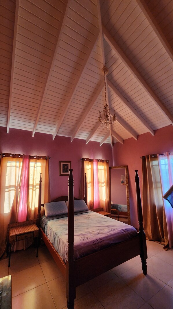 3 bedrooms, desk, iron/ironing board, free WiFi