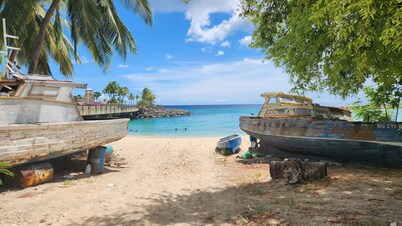 Beautiful 4-bedroom house in Maynards with WiFi in close proximity to 2 marinas