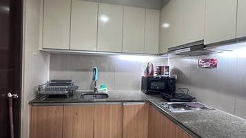 Family Condo, 1 Bedroom, Non Smoking | Private kitchen | Fridge, microwave, cookware/dishes/utensils