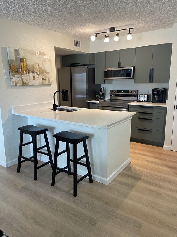 Fridge, microwave, oven, stovetop - Vacation Getaway Near Disney (Kissimmee)