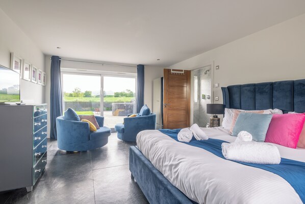 Classic Cottage | 4 bedrooms, premium bedding, blackout drapes, free WiFi - The Duke - North East Escapes (Bamburgh)