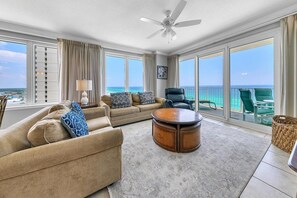 Leilighet, flere senger (Grandview East 1201) | Oppholdsområde | TV