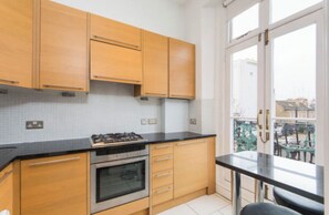 雪櫃、微波爐、焗爐、爐具